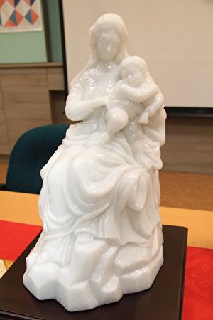 罗广维创作：圣母怀抱圣婴。（亚太/提供）