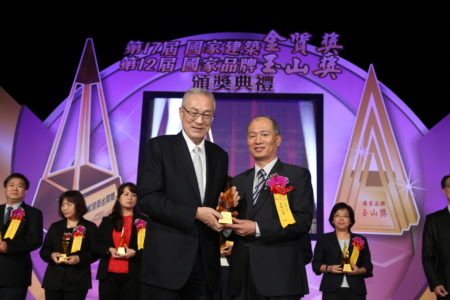 五聯榮獲2015年國家品牌玉山獎，(圖左)副總統吳敦義、(圖右)五聯總經理張書窗。（五聯企業提供）