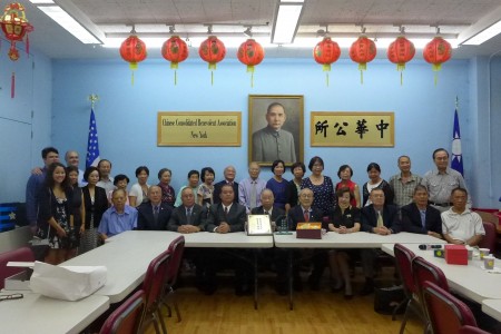 纽约华侨学校昨天下午，在中华公所会议室举行“校长交接仪式”，除了七大侨团侨领外，华侨学校众多教职员也到场。