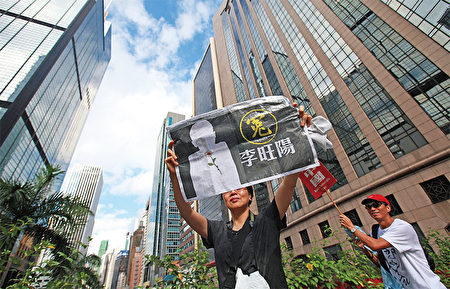 2012年6月6日，胡錦濤「七一」出訪香港前夕，「六四鐵漢」李旺陽被中共政法委高層周永康與周本順密令滅口。事件引發大陸、香港大規模抗議。（AFP）