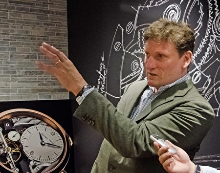 荣获2015年日内瓦高级钟表大赛最高奖金指针奖的高珀富斯(Greubel Forsey) 联合创始人斯蒂芬富斯表示：保护和传承十九至二十世纪的传统手工制表技艺非常重要。（大纪元）