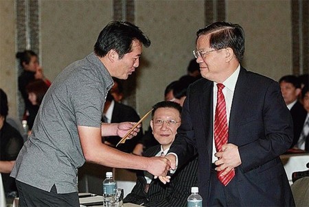 2010年时任中共文化部长蔡武（右）率团访台期间，收到法轮功学员递交的劝诫信。（宋碧龙／大纪元）