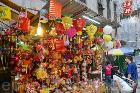 中環卑利街“生福祥香莊”，在香港是手紮作中秋燈籠近廿多年的老店。（宋祥龍／大紀元）
