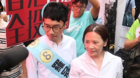 羅冠聰昨日獲藝人葉德嫺現身助選，她希望香港人不要放棄為自己家園做事的一個機會。（孫青天／大紀元）