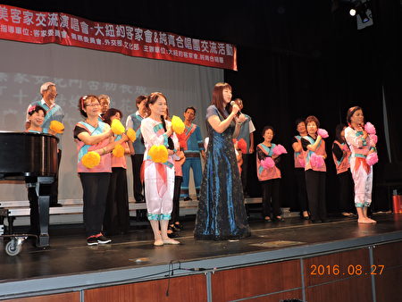 臺灣桃園市純青合唱團法拉盛演出，讓客家文化在海外綻放異彩。