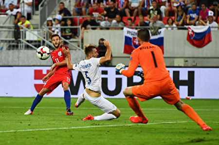 英格蘭的拉拉納（左）補時最後一分鐘進球，助「三獅」隊客場1-0險勝斯洛伐克。(Dan Mullan/Getty Images)