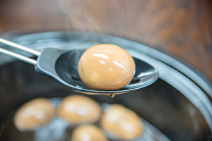十分入味的茶葉蛋在灣區不容易吃到。（石嵐/大紀元）