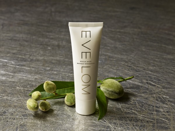 EVE LOM 的管状亮采洁净面膜，可有效改善皮肤暗沈，用后皮肤不干燥。（EVE LOM 提供）