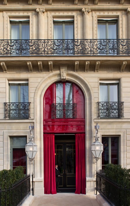 這幢建築物在建成160年後，由雷比耶家族改裝成巴黎的時尚之所─LA RÉSERVE巴黎酒店。（圖：官方網站提供）