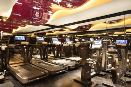 LA RÉSERVE巴黎酒店的健身房，有教練指導運動。（圖：官方網站提供）