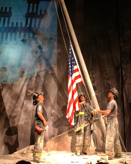 15年前911恐怖襲擊，3名紐約消防隊員在倒塌的世貿大樓廢墟，舉起一面美國國旗。(Spencer Platt/Getty Images)