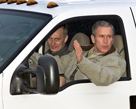 布什駕駛著一輛「福特」牌小卡車，普京坐在他身旁。(LUKE FRAZZA/AFP/Getty Images)