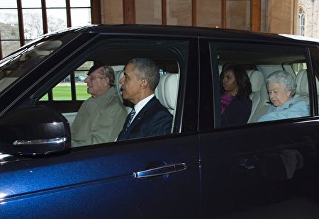 94歲的菲利普親王親自當司機，奧巴馬坐在副 駕駛位置，女王和米歇爾則坐在後排座位。(GEOFF PUGH/AFP/Getty Images)