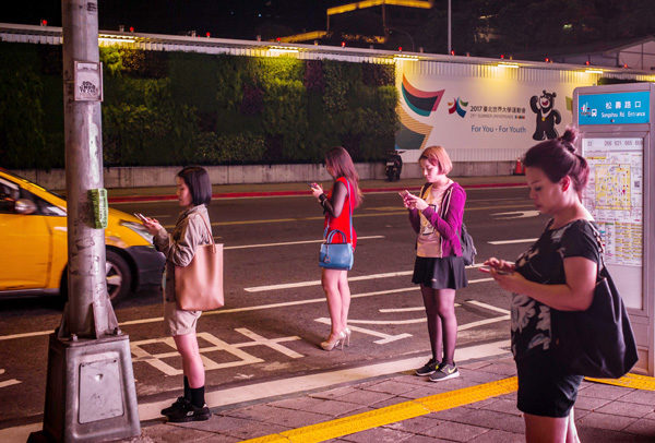 台湾街头，在玩口袋妖怪Pokemon Go的年轻人 (图/Getty Image)