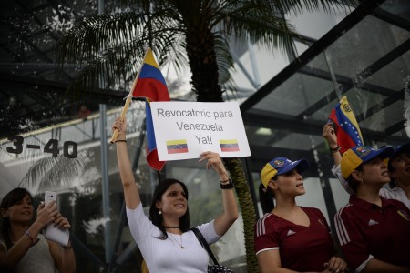 Venezuelan citizens protest in the vicinity of the Venezuelan embassy in Guatemala asking for a recall referendum against President Nicolas Maduro, in Guatemala City on September 1,2016. / AFP / JOHAN ORDONEZ (Photo credit should read JOHAN ORDONEZ/AFP/Getty Images)
