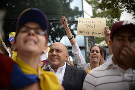 Venezuelan citizens protest in the vicinity of the Venezuelan embassy in Guatemala asking for a recall referendum against President Nicolas Maduro, in Guatemala City on September 1,2016. / AFP / JOHAN ORDONEZ (Photo credit should read JOHAN ORDONEZ/AFP/Getty Images)