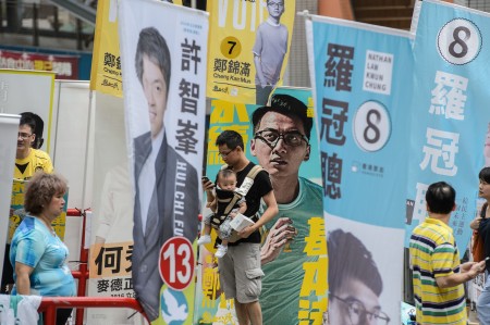 香港立法会选举，街上的竞选标语。 (ANTHONY WALLACE/AFP/Getty Images)
