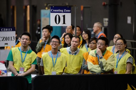香港立法会选举，工作人员紧张计票。 (ANTHONY WALLACE/AFP/Getty Images)