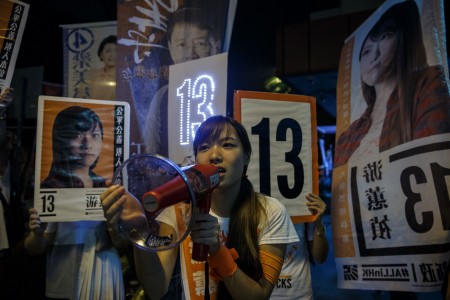 香港本土派政治人物游蕙祯在竞选中。 (ANTHONY WALLACE/AFP/Getty Images)