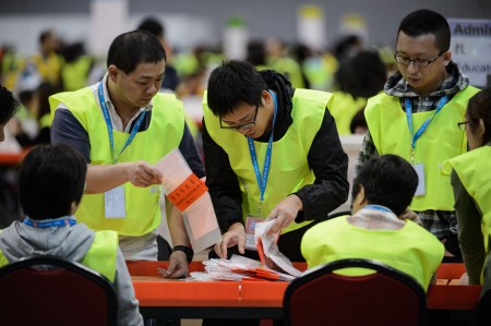 香港立法会选举，工作人员紧张计票。 (ANTHONY WALLACE/AFP/Getty Images)