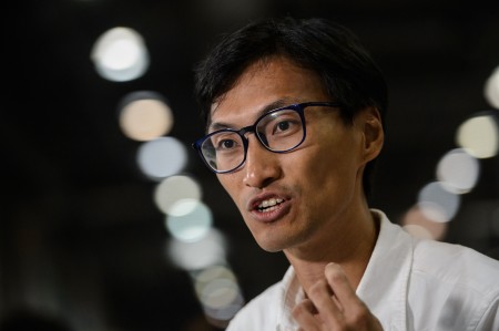 香港活跃社会运动人士朱凯廸在演讲。 (ANTHONY WALLACE/AFP/Getty Images)