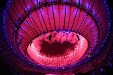 圖為2016年殘奧會開幕式上煙火表演。 (Friedemann Vogel/Getty Images)