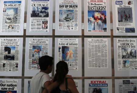 2016年9月9日，游客在华盛顿特区新闻博物馆（Newseum）的9/11画廊观看刊登911恐怖袭击报导的报纸头版。(Alex Wong/Getty Images)
