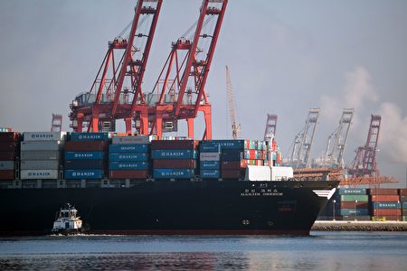 在获得美国法院批准后，韩进希腊号开始入港卸货。（DAVID MCNEW/AFP/Getty Images）