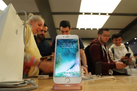 NEW YORK, NY - SEPTEMBER 16: The new iPhone 7 is displayed on a table at an Apple store in Manhattan on September 16, 2016 in New York City. People around the globe waited in long lines to be among the first to purchase both the iPhone 7 and the iPhone 7 Plus. The phones offer longer battery life, faster browsing, a better camera and do not have a traditional headphone jack. (Photo by Spencer Platt/Getty Images)