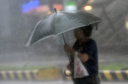 台风梅姬挟带狂风暴雨来袭。(SAM YEH/AFP/Getty Images)