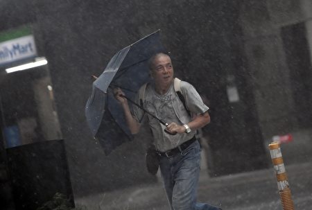台风梅姬挟带狂风暴雨来袭。(SAM YEH/AFP/Getty Images)