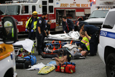 急救人员在现场抢救受伤乘客。（Eduardo Munoz Alvarez/Getty Images）