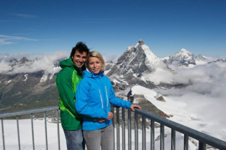 马特洪峰的游客（瑞士旅游局提供）