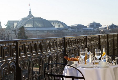 在LA RÉSERVE巴黎酒店套房裡用早餐，還可以欣賞巴黎風景。（圖：官方網站提供）