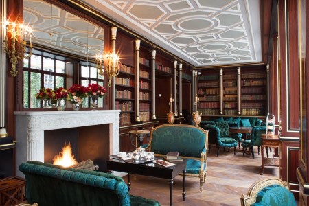 LA RÉSERVE巴黎酒店的圖書館。（圖：官方網站提供）