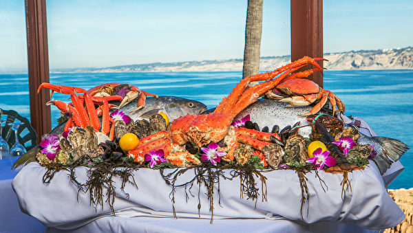 加州以出产各类海鲜而闻名。图为位于La Jolla的著名海鲜餐厅Crab Catcher的特色海鲜拼盘。（Courtesy of Crab Catcher)
