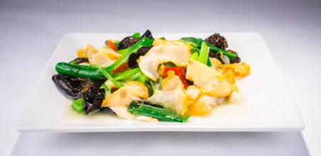 海螺低脂高蛋白，是營養佳品。「蔥爆螺片」是青島著名風味菜。（Bill Xie/大紀元）