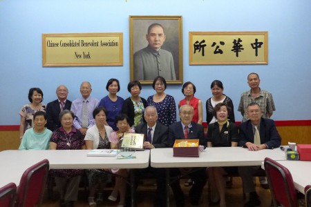 华侨学校教师们赠送老校长“发扬中华文化 培育华胄幼苗”牌匾。