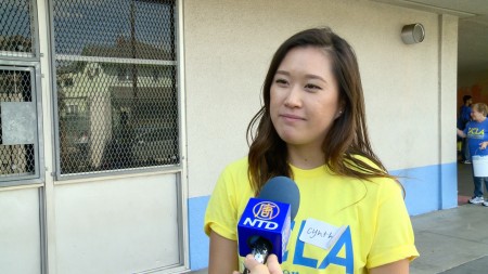 UCLA义工服务组长Cynthia Wong。（刘宁/大纪元）
