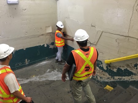 MTA工作人員正在維修在維修灣公園大道站破損的牆壁。