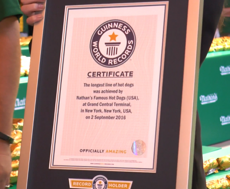 吉尼斯世界纪录颁发证书，一个新的世界纪录诞生了。