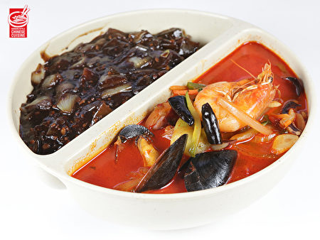 一碗「鴛鴦麵」可以同時品嘗兩種口味，「炸醬麵」香濃，「海鮮面」鮮辣。（張學慧/大紀元）