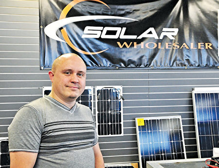 卡尔加里太阳能公司Solar Wholesaler总经理乔恩‧洛（JonRotter）（郭孝景/大纪元）。