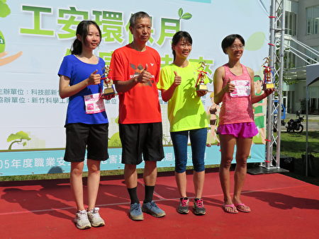 经过一番激烈竞赛，12公里个人项目女子组前三名揭晓获奖。（新竹科管局提供）