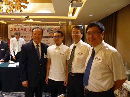 杰出校友郑栋梁(左1)和明新科大老师、学生合影。（明新科大提供）