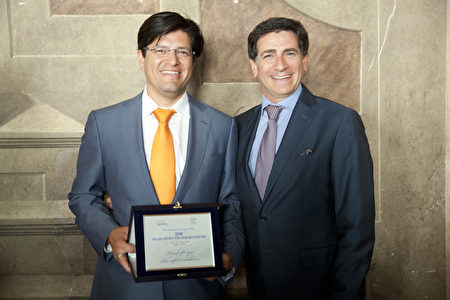 Miguel Canales博士（左1）接受意大利毛髮修復外科學會頒發的科學貢獻獎。（Miguel Canales提供）
