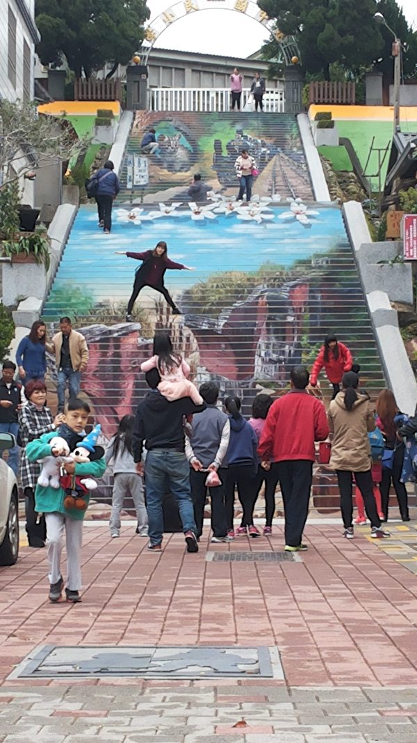 苗栗三义建中国小前的阶梯换上彩绘新貌，吸引众多游客。（魏荣欣提供）