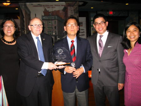 華人醫務中心執行主任衛爾俊（左二）代表接受「遊子獎」頒獎。(馮文鸞/大紀元)