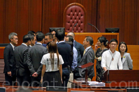 非建制派议员围到台前，质询立法会秘书长陈维安拒绝接纳3 名议员宣誓的理据。（潘在殊／大纪元）