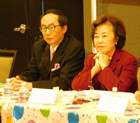 图二：川普竞选团队代表钟国权（左）与前教育部助理部长张曼君博士。（李骏/大纪元）